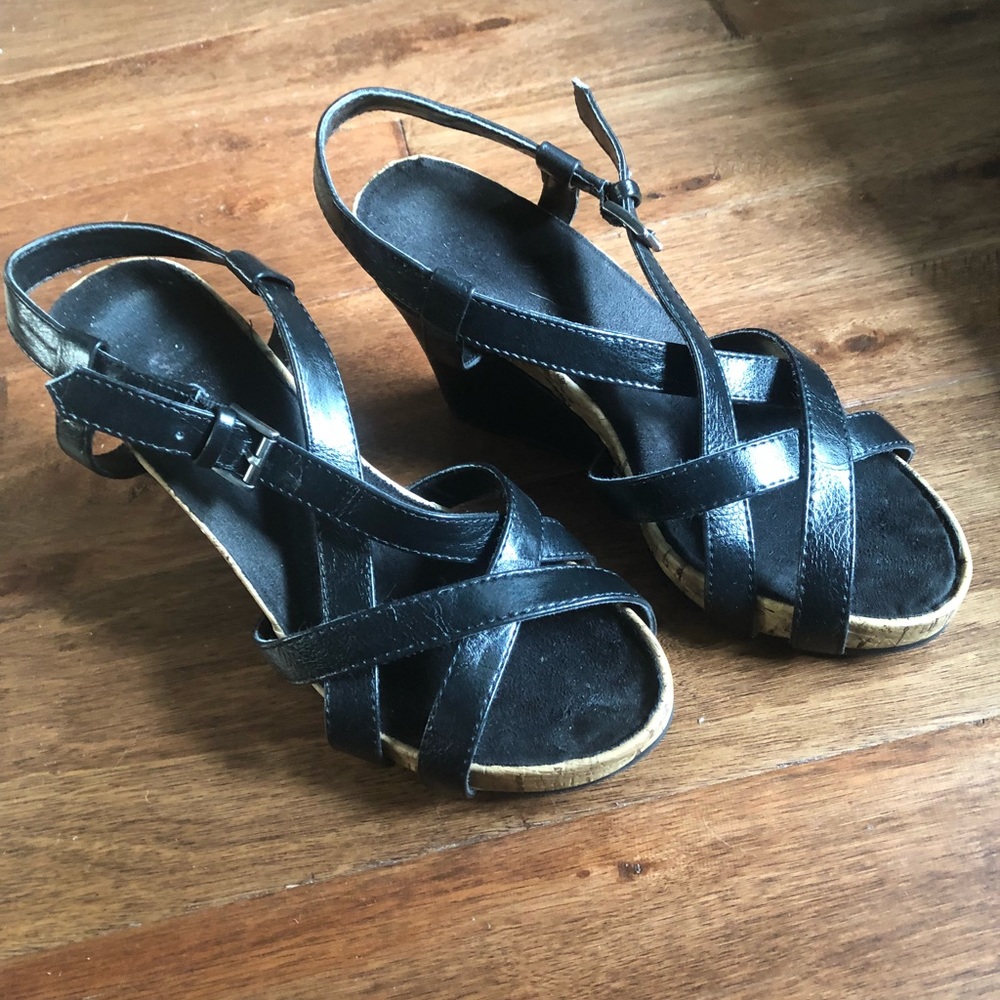 Comfy and cute! Great wedges for summer!